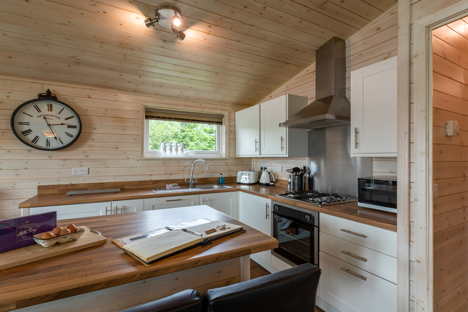 Badgers Harbour kitchen and dining space