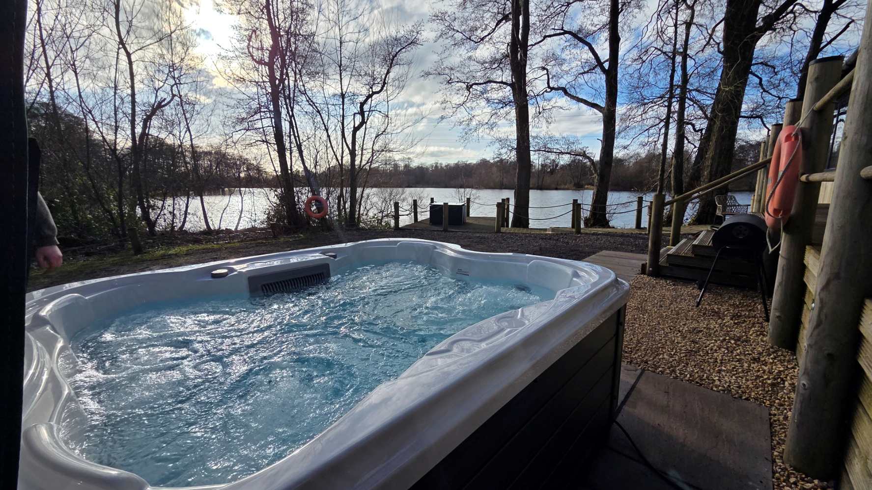 Hot tub lodge beside the lake at Cleveleymere